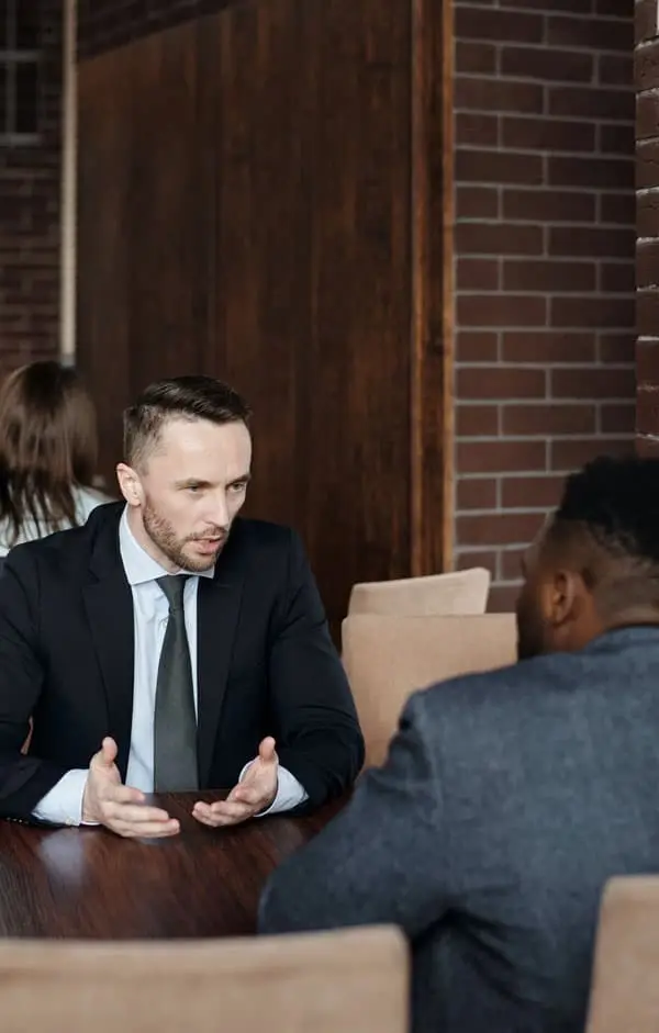 Een advocaat in gesprek met een cliënt aan tafel